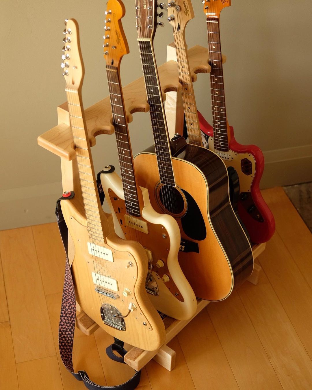 Court Guitar Rack