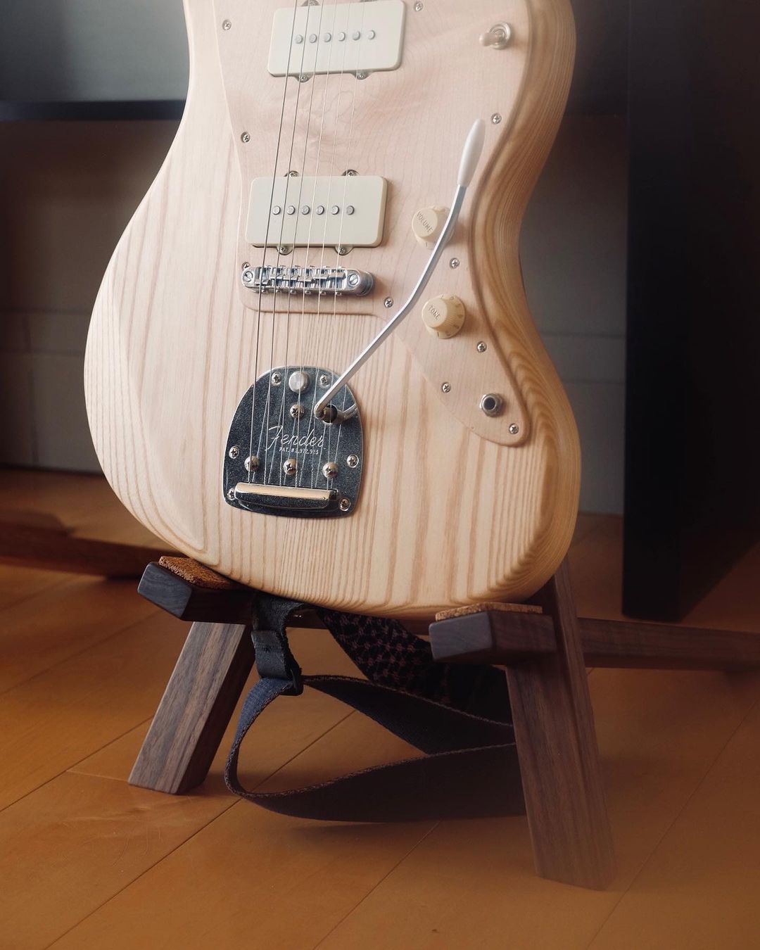 Lola Guitar Stand