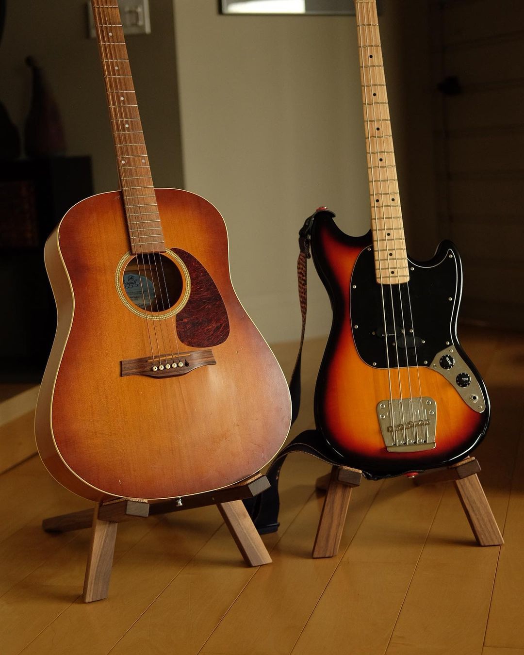 Lola Guitar Stand
