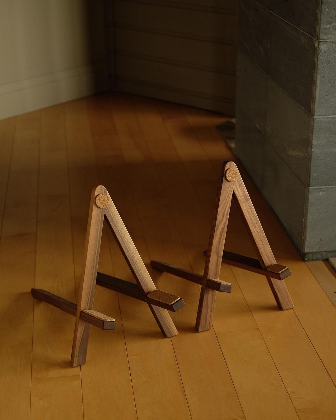 Lola Guitar Stand