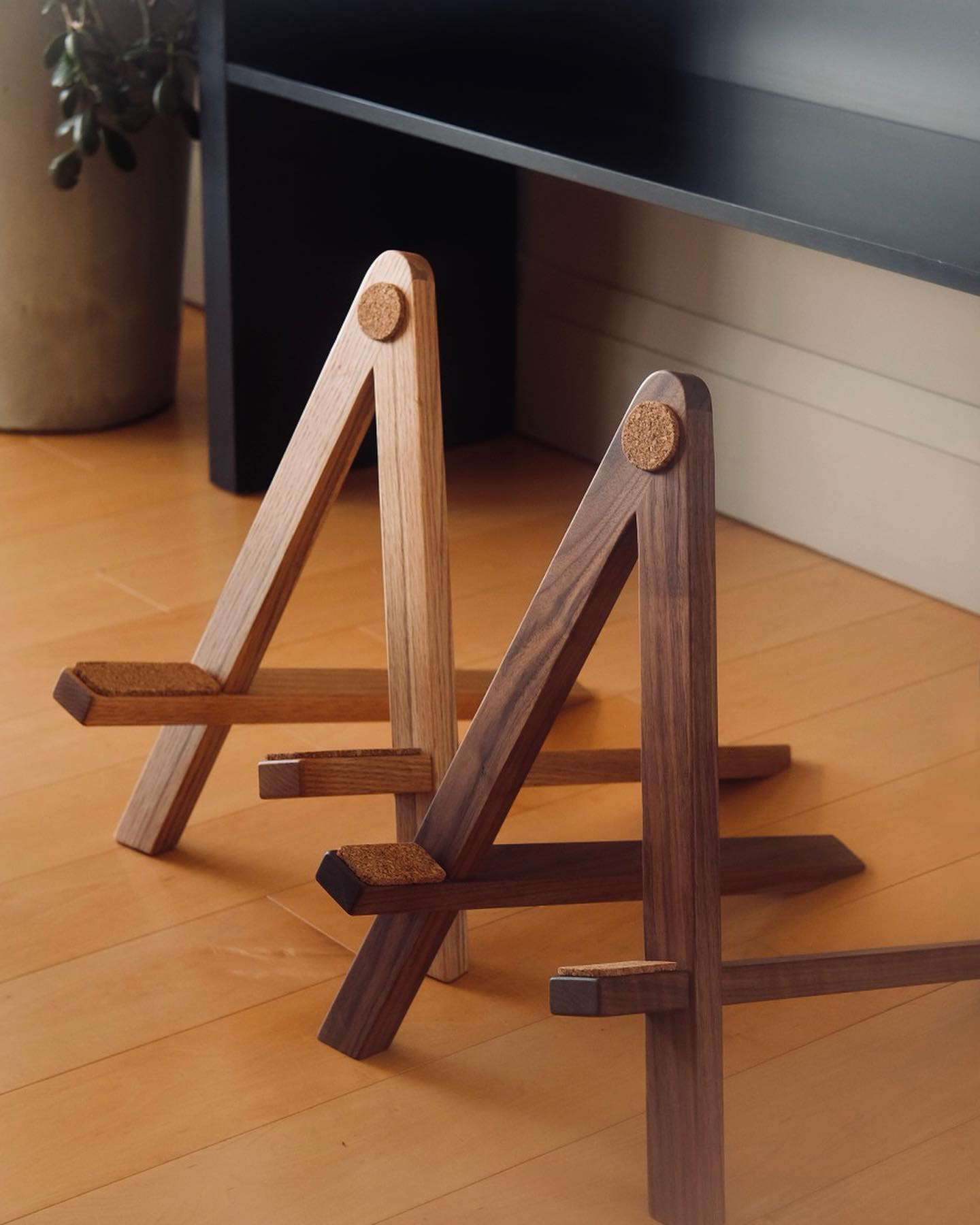 Lola Guitar Stand
